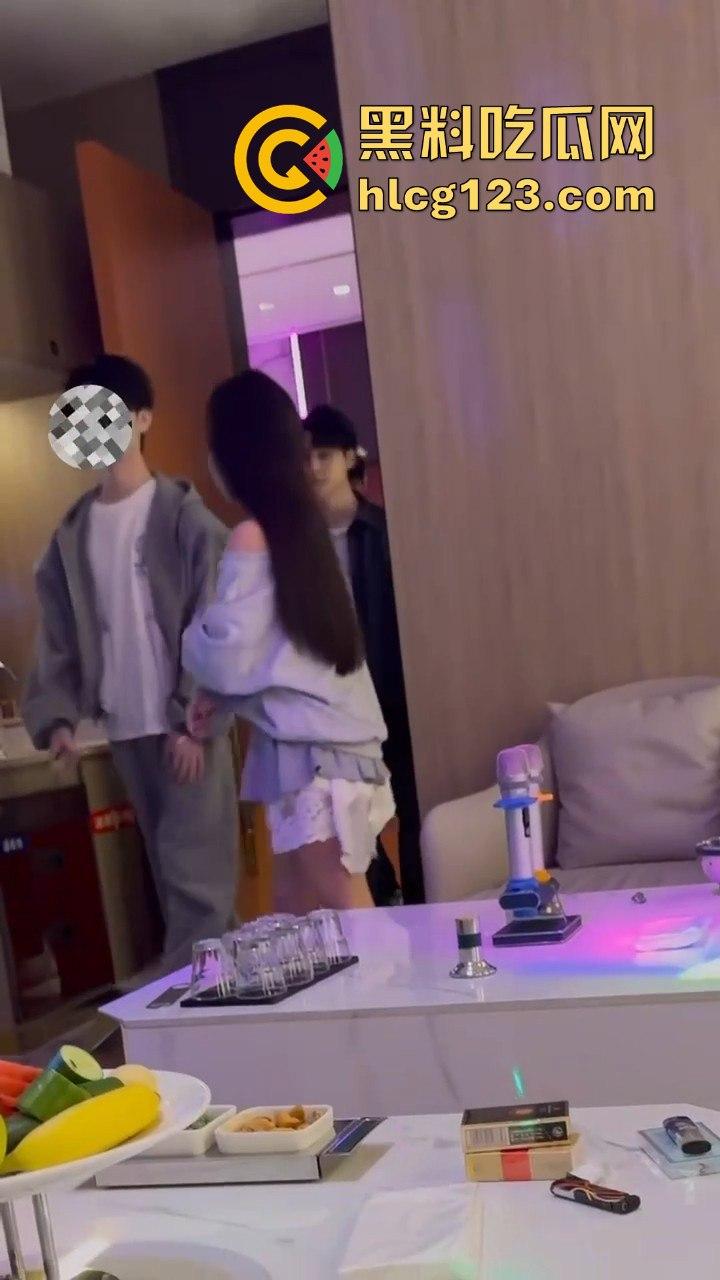 小仙女白天赚大叔的钱，晚上KTV点男模互动，玩得比你想象的更花！-4