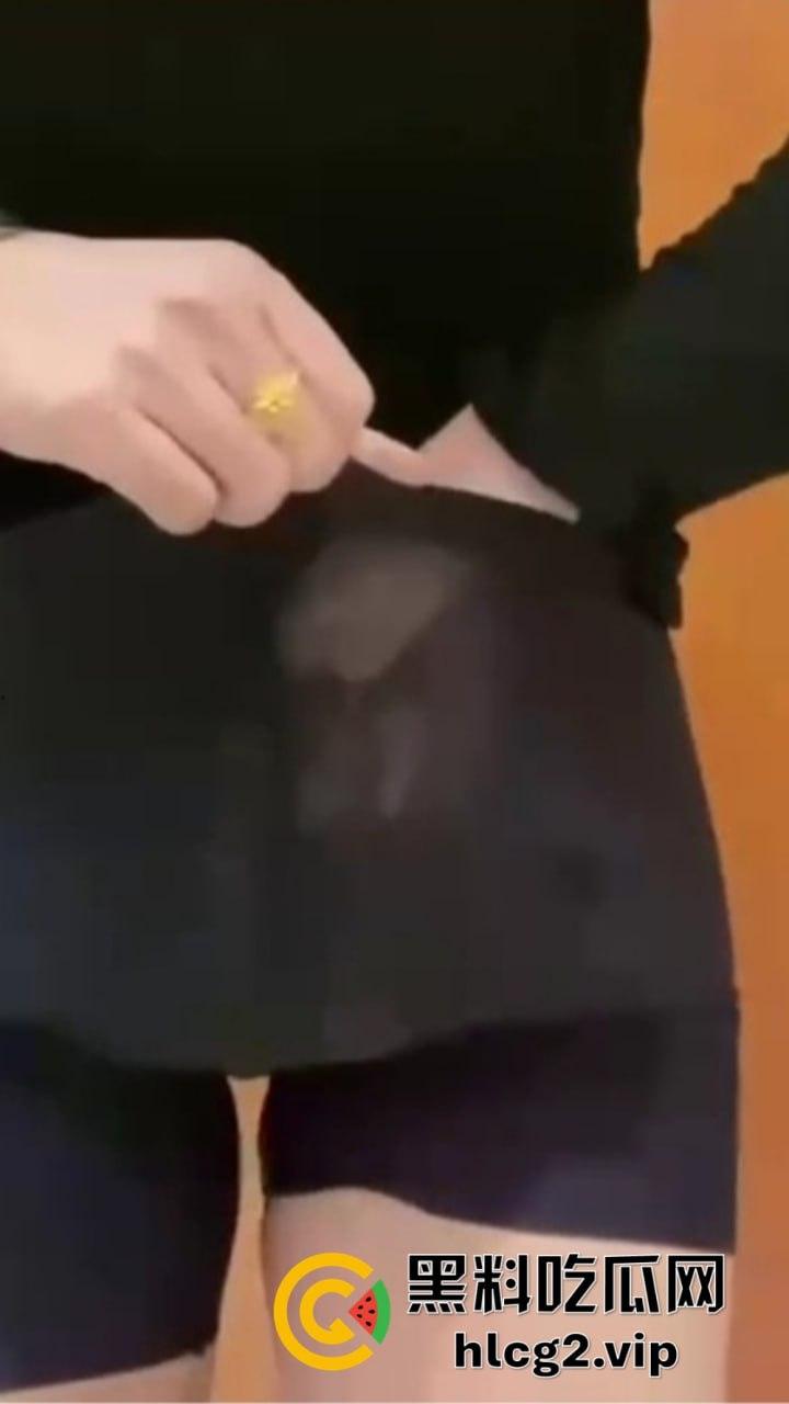 重口慎点！男子硬塞20厘米假体进体内，女子螃蟹夹逼狠整，为了流量太拼了！-6