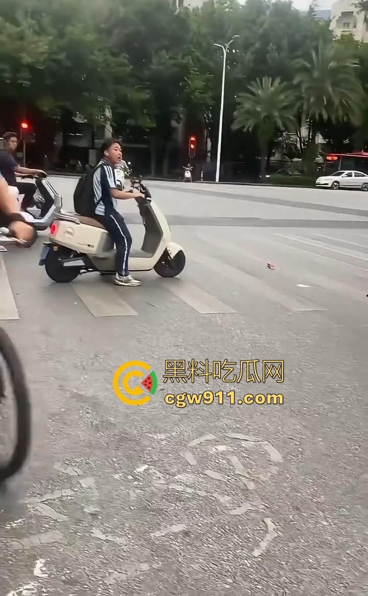 你的外卖正在撞击学生！路怒症外卖员跟骂人学生吵架，外卖心底不服直接掉头撞了上去，学生眼神一下就清澈了！-1