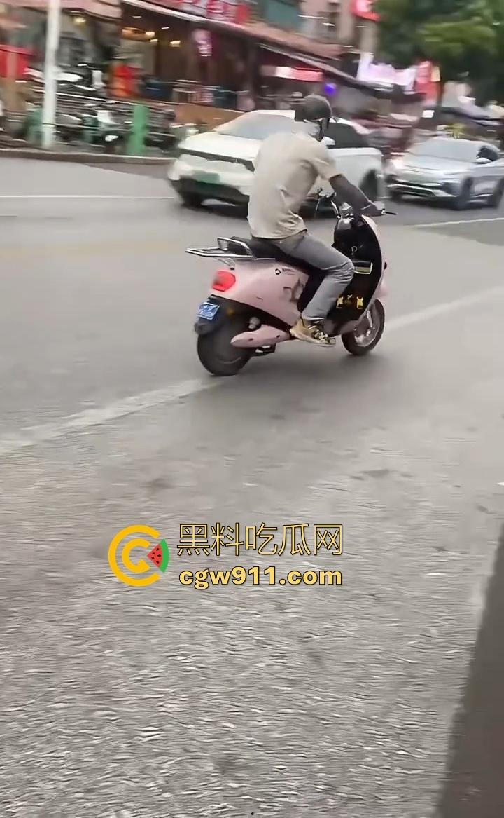 你的外卖正在撞击学生！路怒症外卖员跟骂人学生吵架，外卖心底不服直接掉头撞了上去，学生眼神一下就清澈了！-2