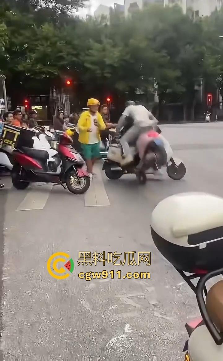 你的外卖正在撞击学生！路怒症外卖员跟骂人学生吵架，外卖心底不服直接掉头撞了上去，学生眼神一下就清澈了！-5