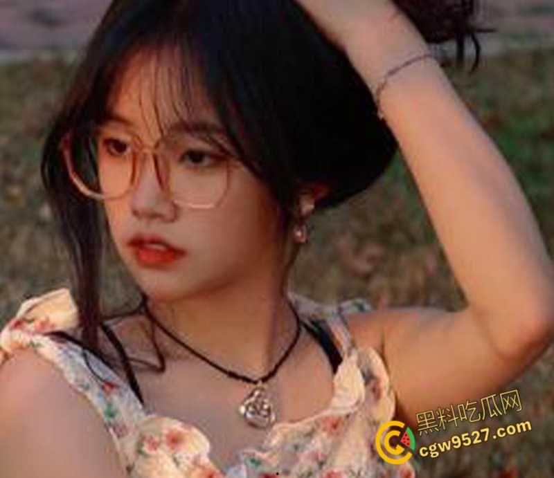 广州大学眼镜妹【吴萌】，被男友调教得乖巧听话，跪地口交后入爆操，眼镜妹玩反差都一套一套的！-3