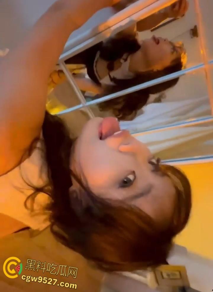 广州大学眼镜妹【吴萌】，被男友调教得乖巧听话，跪地口交后入爆操，眼镜妹玩反差都一套一套的！-4