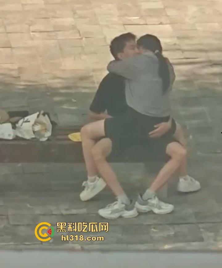小情侣在长椅上亲密被偷拍，眼镜骚女自动骑乘，男的又是揉胸，又是抠逼的，没钱开房吗？-3