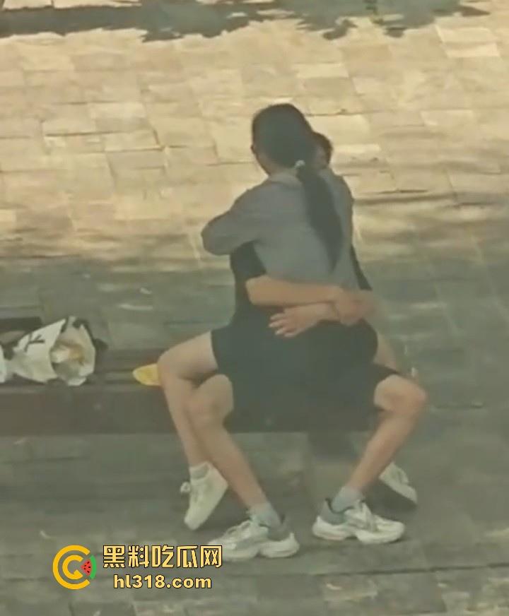 小情侣在长椅上亲密被偷拍，眼镜骚女自动骑乘，男的又是揉胸，又是抠逼的，没钱开房吗？-4