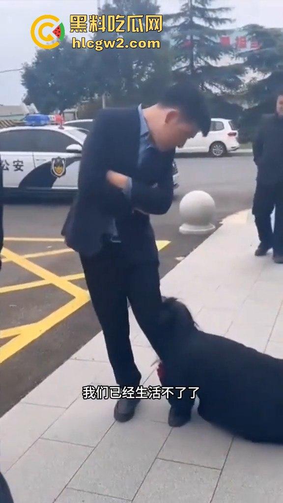 江苏女子匍匐跪地讨18万工钱！抱住腿痛哭求怜悯，欠薪公司无动于衷近20天仍赖账！-9