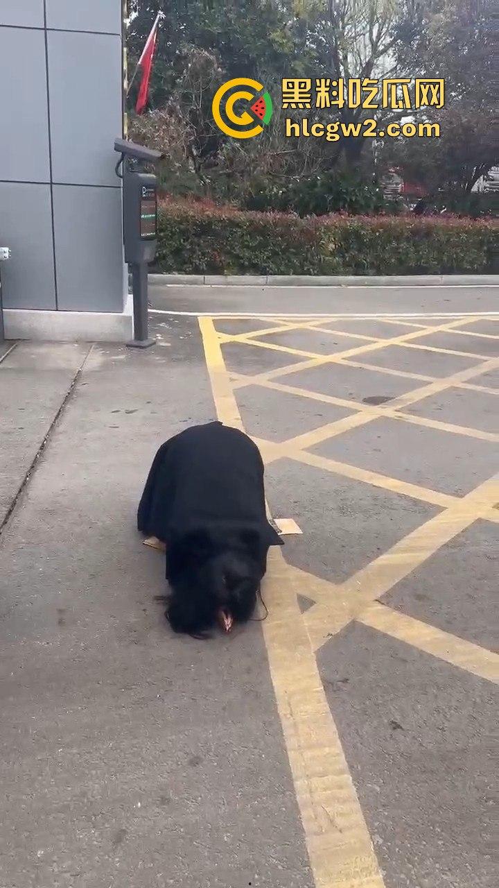 江苏女子匍匐跪地讨18万工钱！抱住腿痛哭求怜悯，欠薪公司无动于衷近20天仍赖账！-12