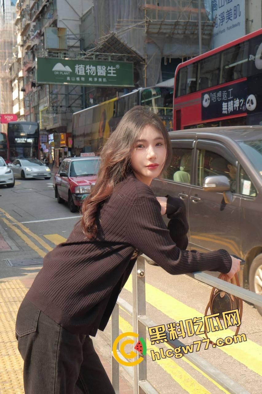 美团宣传片之美团买阳具送来个穿牛仔裤的火辣女外卖，高跟踩响撩骚上门，被小哥就地操翻内射！-4