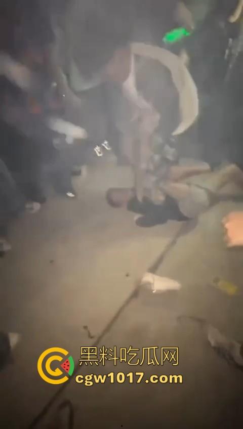 澳门travis演唱会蹦迪现场秒变ufc打斗大赛，精神小伙摇头晃脑引发口角纠纷，直接在场下互殴了起来，这就是嘻哈？-1