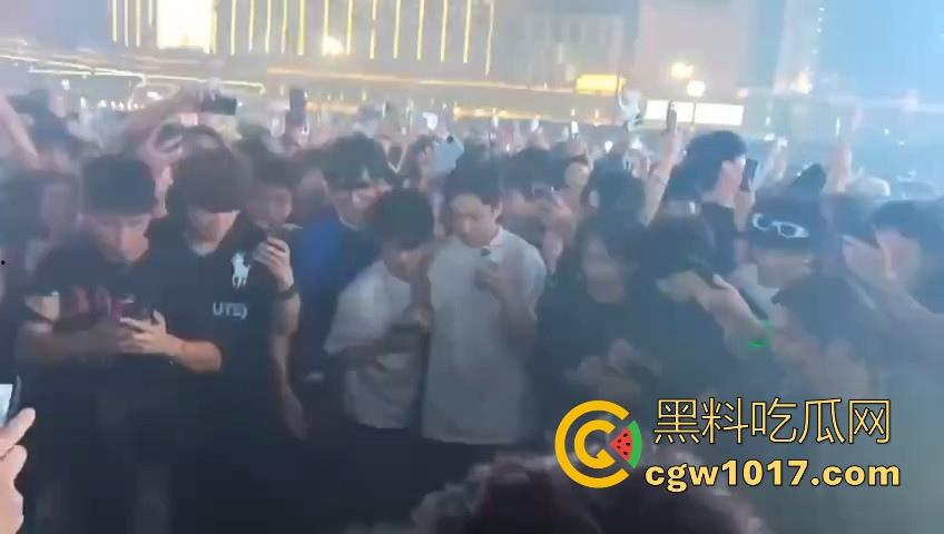 澳门travis演唱会蹦迪现场秒变ufc打斗大赛，精神小伙摇头晃脑引发口角纠纷，直接在场下互殴了起来，这就是嘻哈？-6