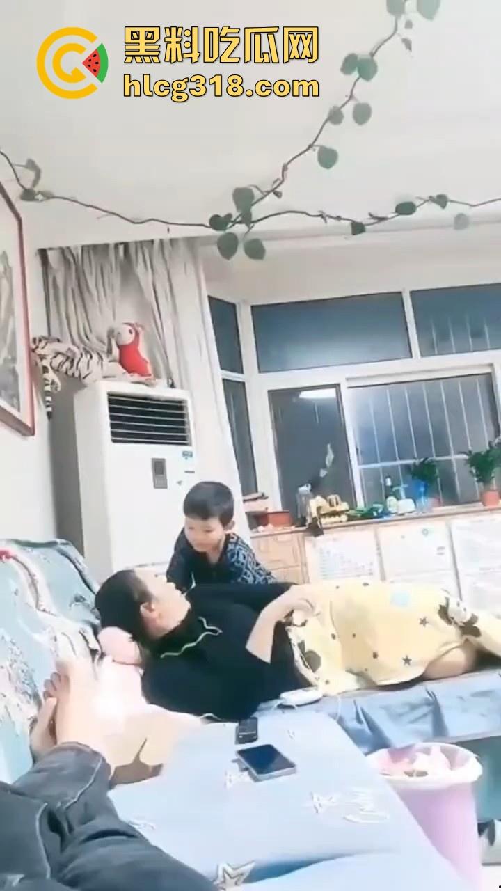 微胖人妻当着儿子面玩自慰，儿子玩手机妈妈玩跳蛋 ，和谐美满家庭，这也太大胆了吧！-6