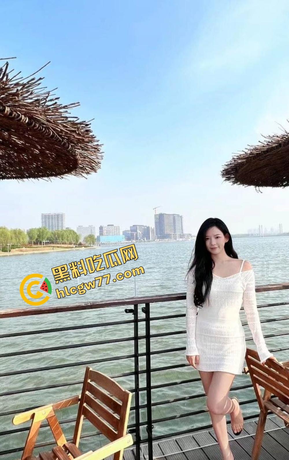 江西女大学生莫小宁装得清纯，背地里被调教成舔鸡巴母狗！一边被后入爆操一边浪叫夹鸡巴！-1