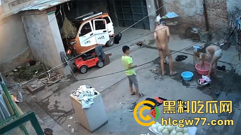 家庭摄像头破解，乱伦家庭户外洗澡，全身赤裸院子里等着洗澡，这骚妈身材还真奈斯啊！-3