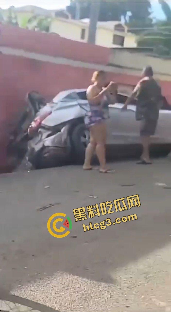 多米尼加 一卡车刹车失灵 连环撞车 碾压摩托车 致2人当场死亡 多人受伤！-2