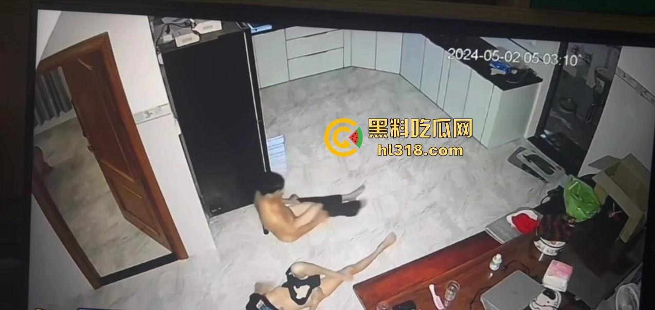 夫妻挑战客厅做爱，正插入猛操时候， 被女儿打开房门撞见了，来不及穿衣只能尴尬互望！-10