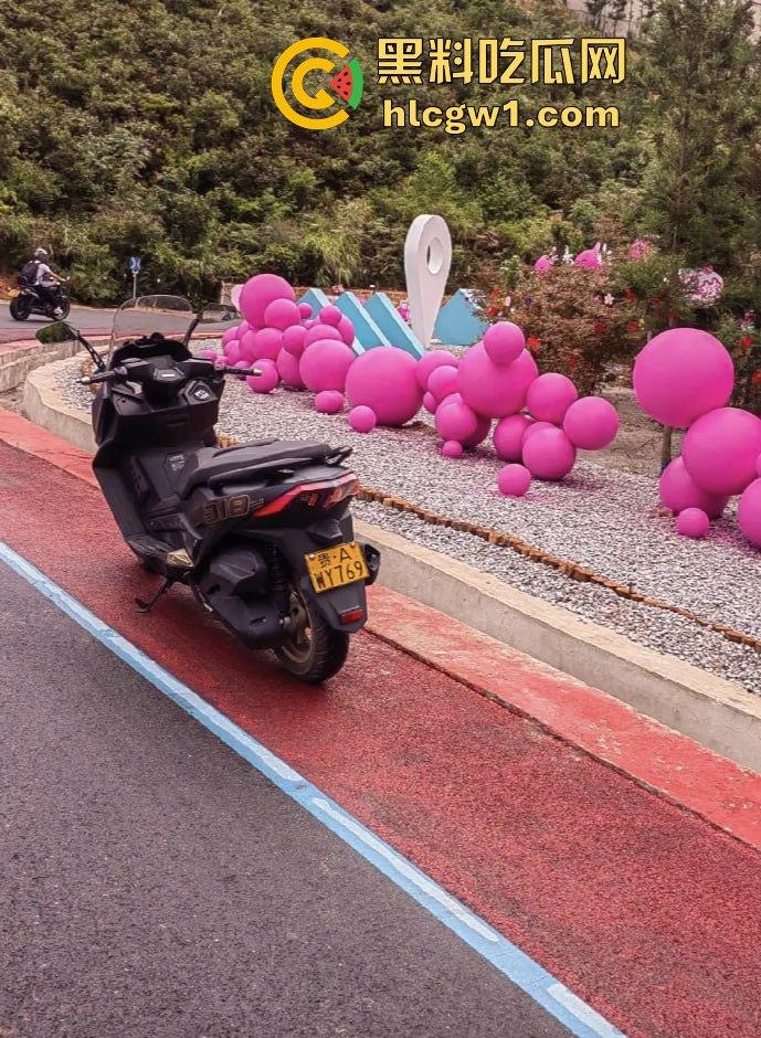 贵阳市骑龙村炸街摩托被村民用大粪封路！网红公路摩托压弯烧胎秀太吵，村民怒出奇招制止！-8