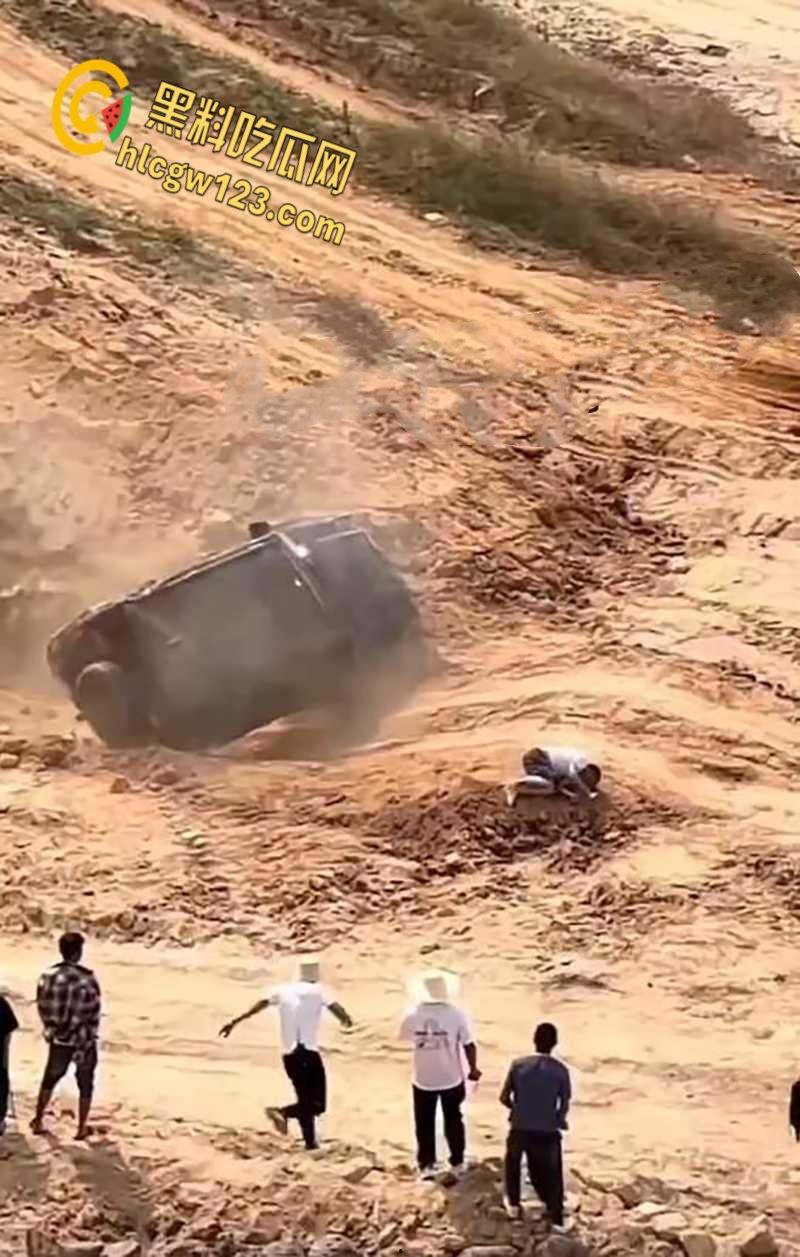 越野有风险爬坡需谨慎，云南百车大战一越野车失控翻车，车主被甩出途中二次被车身砸飞！-2