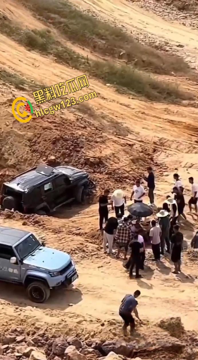 越野有风险爬坡需谨慎，云南百车大战一越野车失控翻车，车主被甩出途中二次被车身砸飞！-7