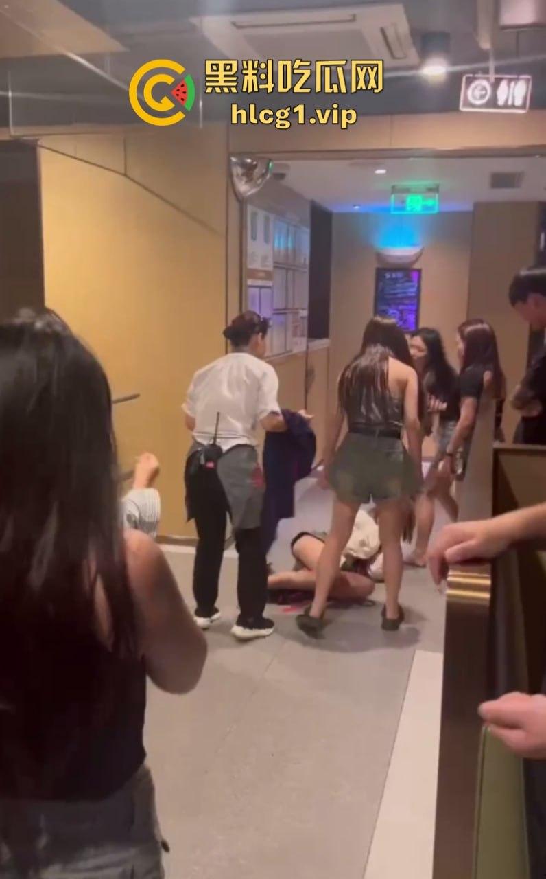 街头赛混剪开赛！女人狠起来根本拉不住啊！互殴招式狠辣不输男人！-1