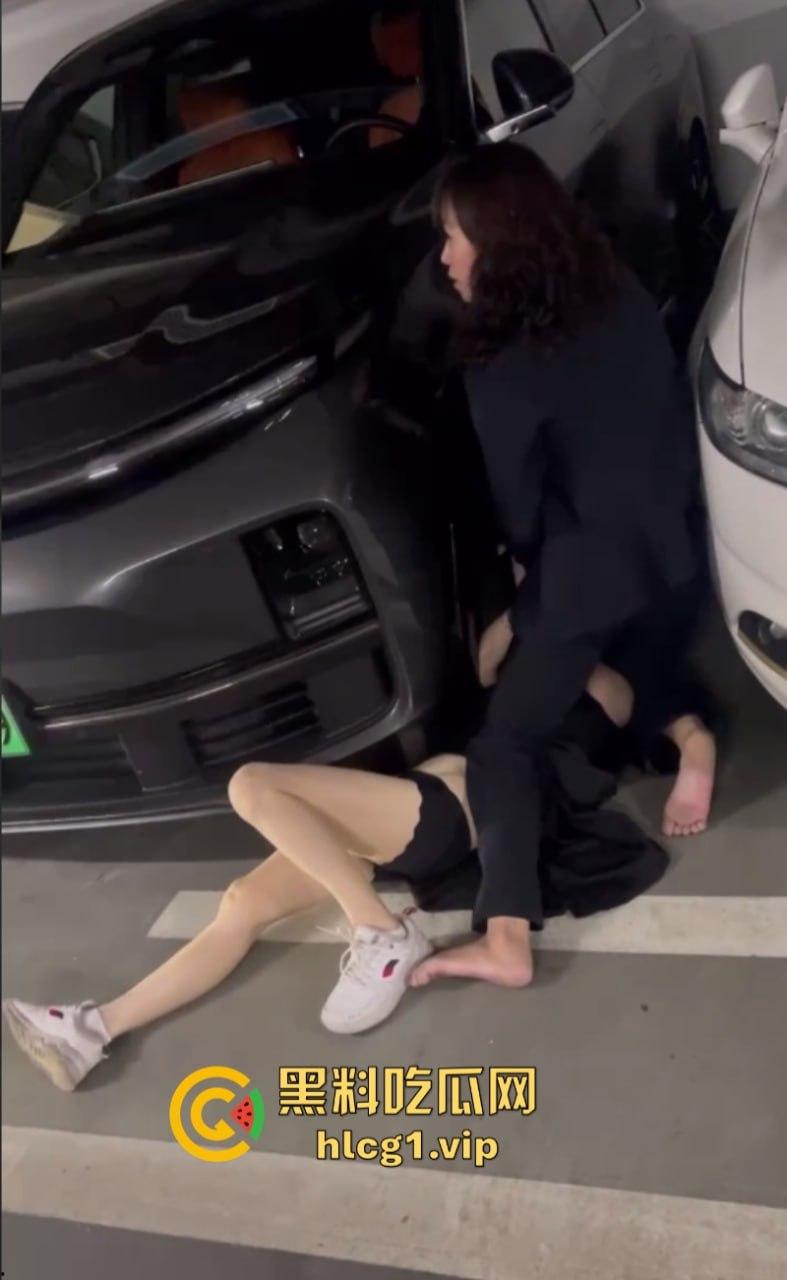 街头赛混剪开赛！女人狠起来根本拉不住啊！互殴招式狠辣不输男人！-9