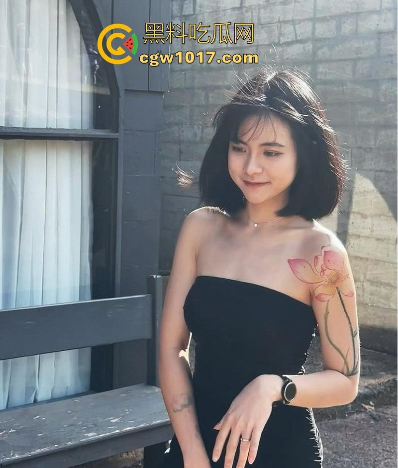 ins高颜值福利博主【ABBEY】最新福利视频曝光，高颜值健身少女露脸深情舔屌，后入猛干时雪白翘臀被撞得啪啪响！-2