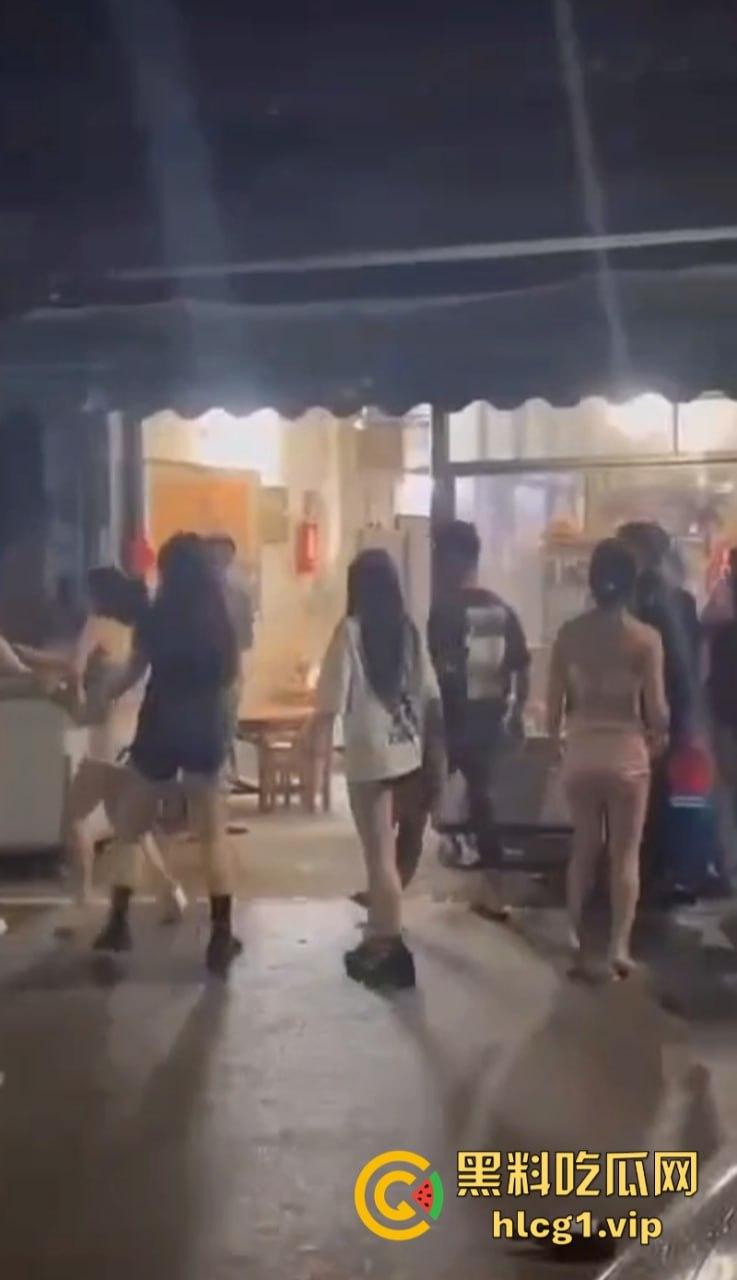 街头赛混剪开赛！女人狠起来根本拉不住啊！互殴招式狠辣不输男人！-14