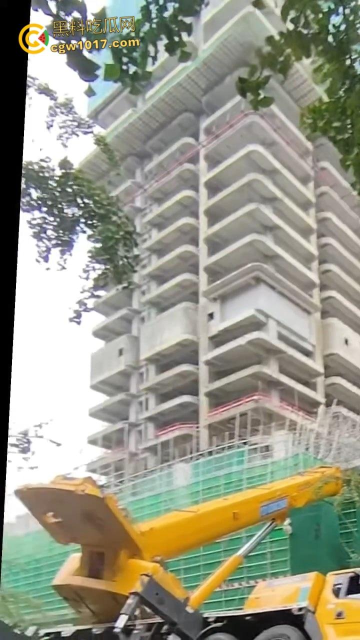 成都武侯工地黄色吊车失衡翻倒，机械臂猛砸脚架，尘土飞扬巨响震天，机械臂严重受损损失几万！-4