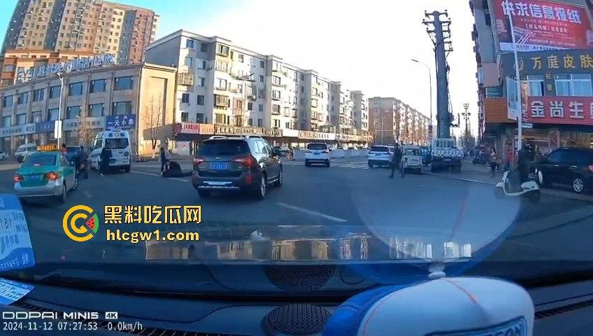 辽宁丹东汽车转弯不减速，电动车被撞飞！救护车刚加完油，半路直接捡了个现成病人！-5