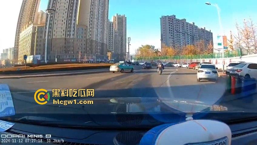 辽宁丹东汽车转弯不减速，电动车被撞飞！救护车刚加完油，半路直接捡了个现成病人！-7