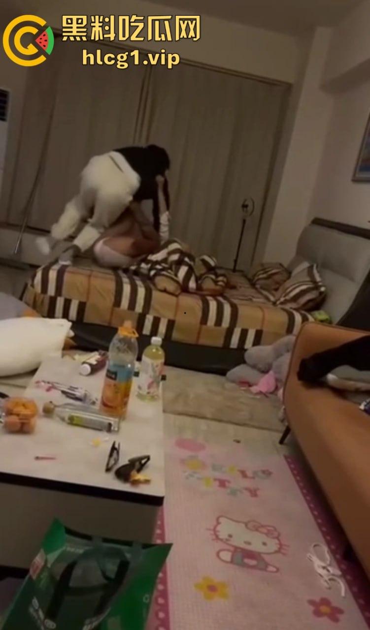 山东临沂 16岁精神小妹街头殴打三轮车司机 后续爆出一顿饭就能无套中出！-8