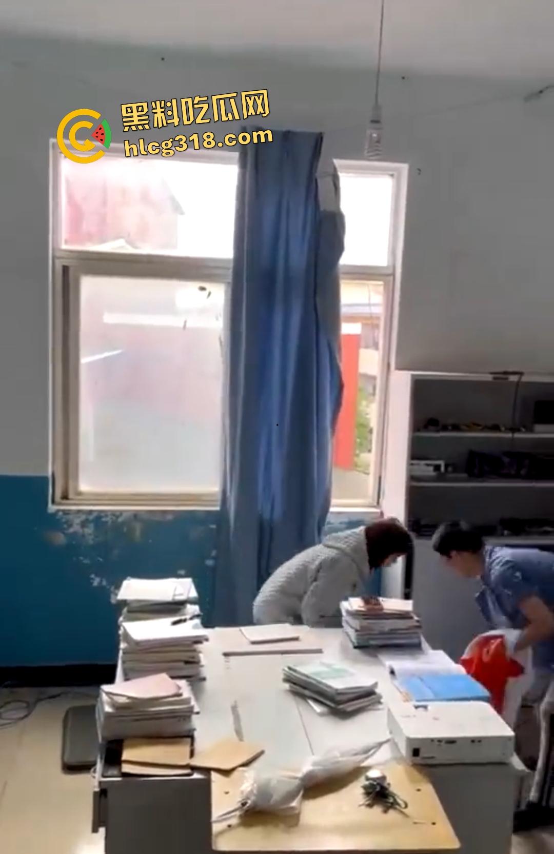 计算机维护小组办公室大学生偷情做爱被主任抓包，女的还想拍照留念坏事变好事！-3