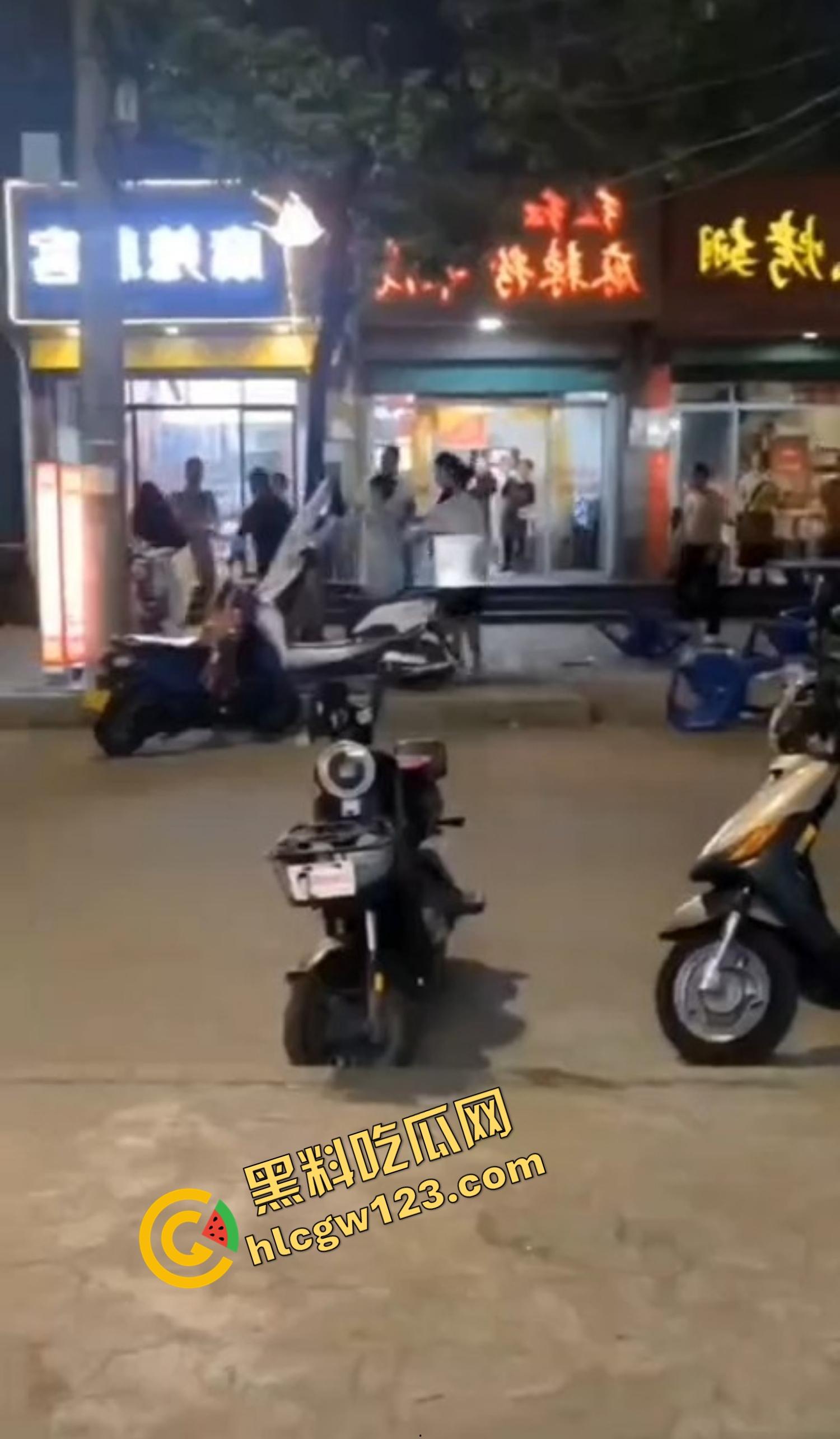 520本该是情人节，结果变成血光之灾，男子当街挥刀对头怒砍奸夫，偷人老婆你不怕死啊？-3