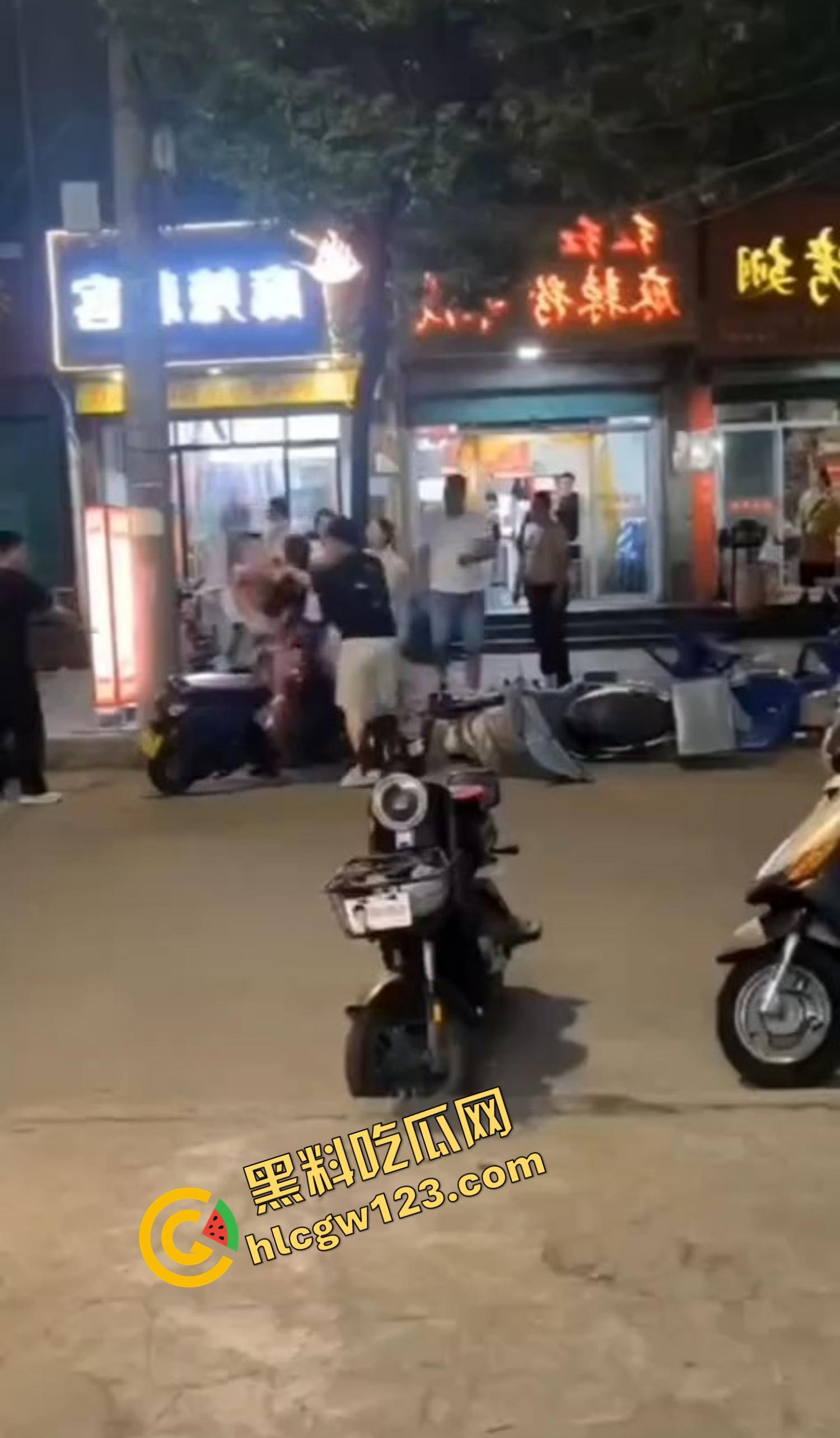 520本该是情人节，结果变成血光之灾，男子当街挥刀对头怒砍奸夫，偷人老婆你不怕死啊？-5