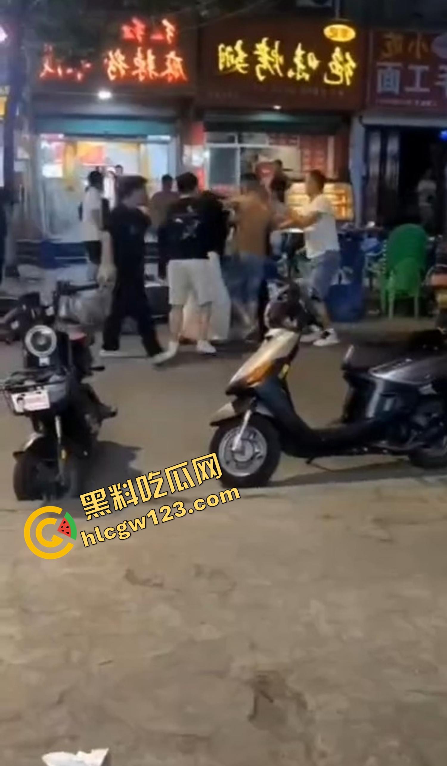 520本该是情人节，结果变成血光之灾，男子当街挥刀对头怒砍奸夫，偷人老婆你不怕死啊？-7