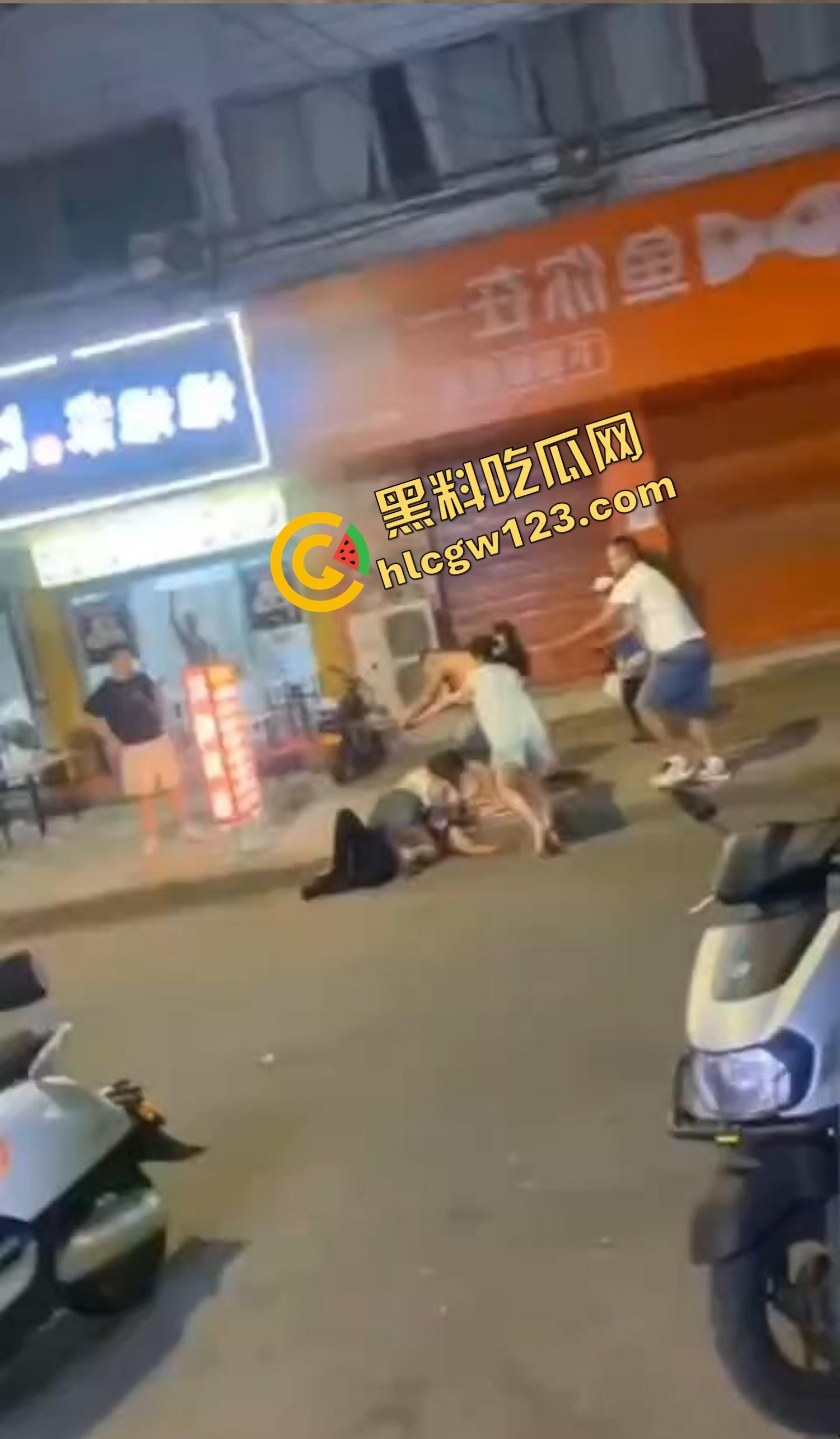 520本该是情人节，结果变成血光之灾，男子当街挥刀对头怒砍奸夫，偷人老婆你不怕死啊？-8