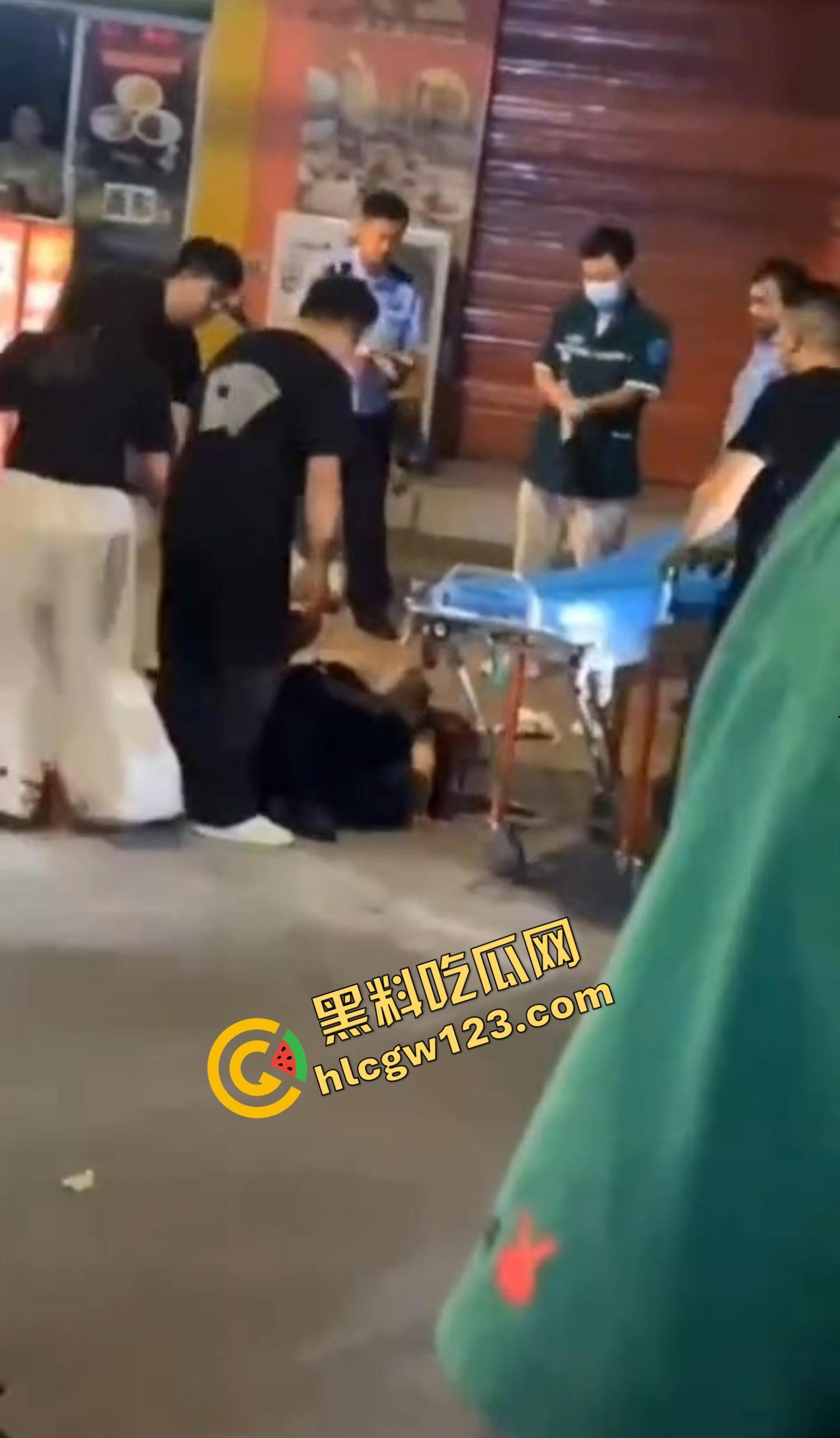 520本该是情人节，结果变成血光之灾，男子当街挥刀对头怒砍奸夫，偷人老婆你不怕死啊？-14