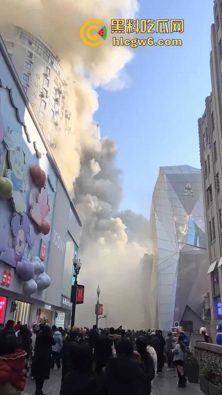 武汉汉江路步行街惊险火灾现场,浓烟蔽日,老旧民宅三楼顶层起火致一人死亡。-1