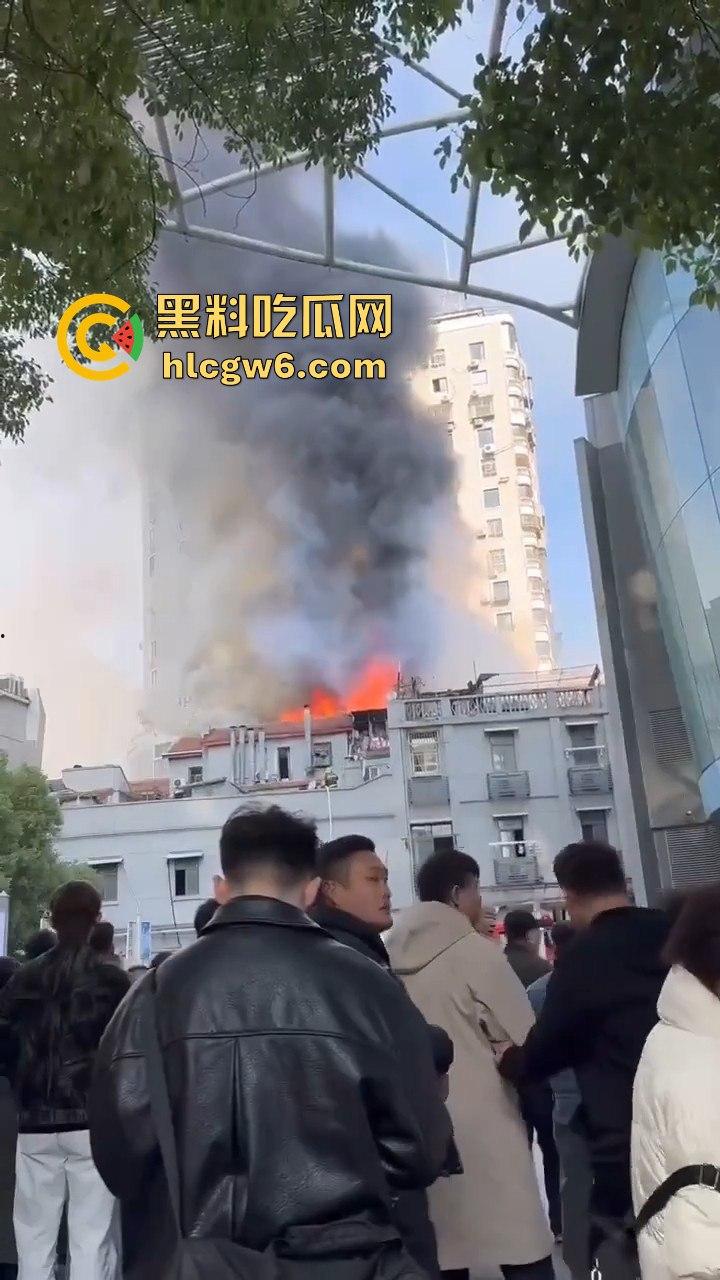 武汉汉江路步行街惊险火灾现场,浓烟蔽日,老旧民宅三楼顶层起火致一人死亡。-3