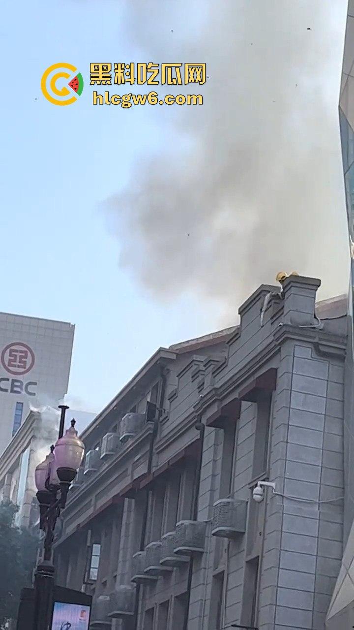 武汉汉江路步行街惊险火灾现场,浓烟蔽日,老旧民宅三楼顶层起火致一人死亡。-4