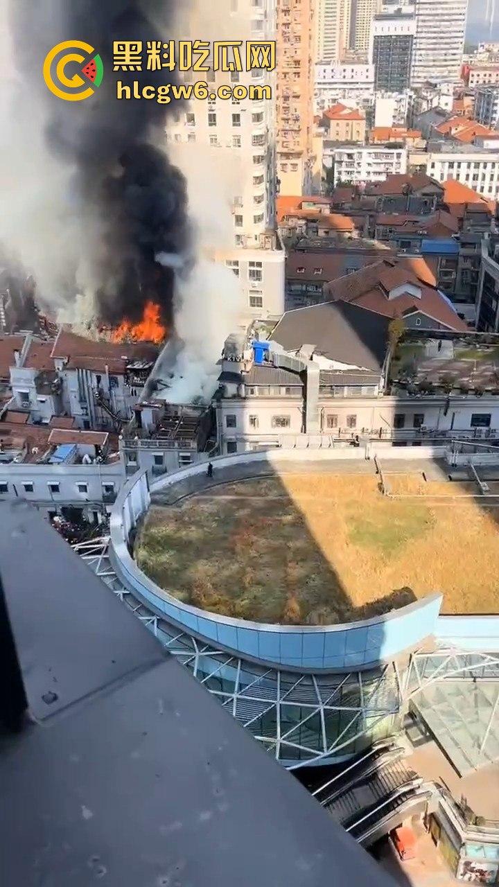武汉汉江路步行街惊险火灾现场,浓烟蔽日,老旧民宅三楼顶层起火致一人死亡。-7