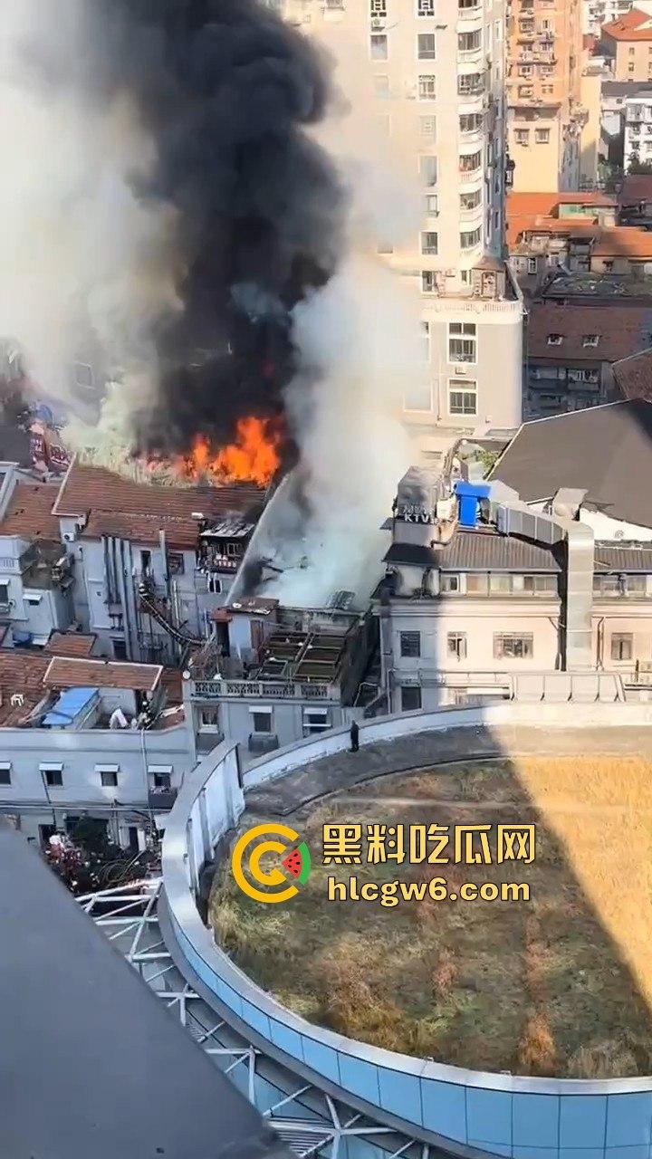 武汉汉江路步行街惊险火灾现场,浓烟蔽日,老旧民宅三楼顶层起火致一人死亡。-9