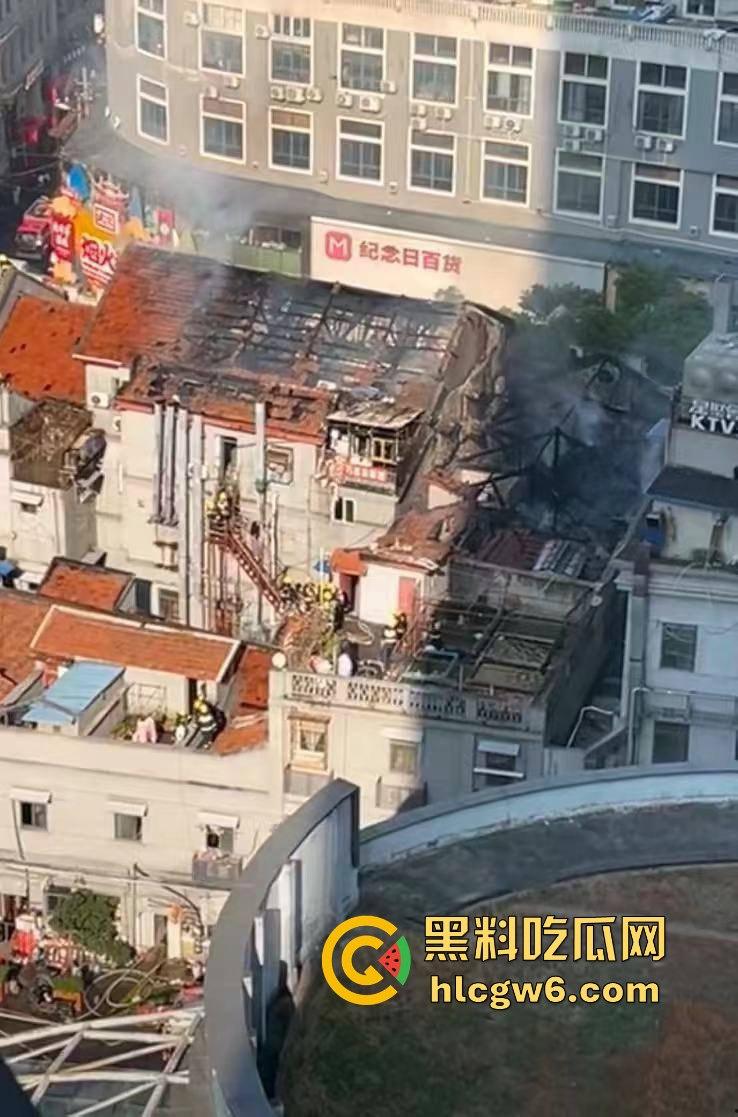 武汉汉江路步行街惊险火灾现场,浓烟蔽日,老旧民宅三楼顶层起火致一人死亡。-10