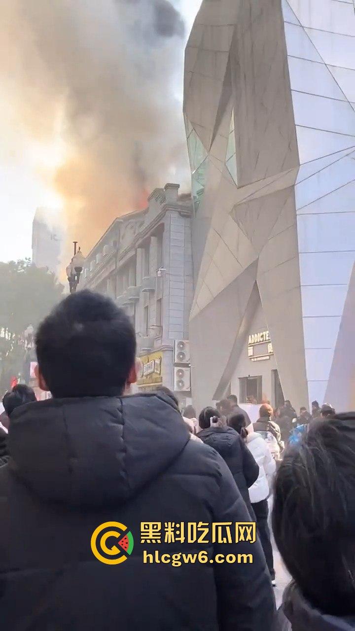 武汉汉江路步行街惊险火灾现场,浓烟蔽日,老旧民宅三楼顶层起火致一人死亡。-12