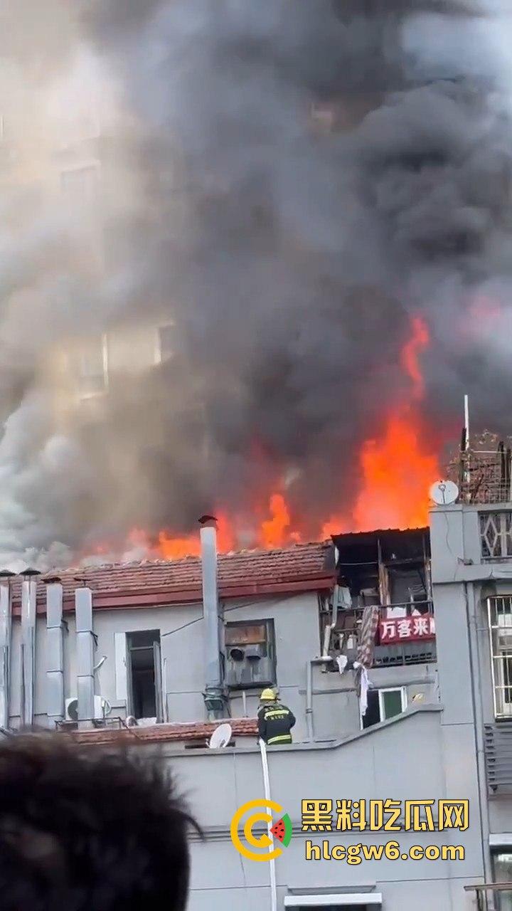 武汉汉江路步行街惊险火灾现场,浓烟蔽日,老旧民宅三楼顶层起火致一人死亡。-13