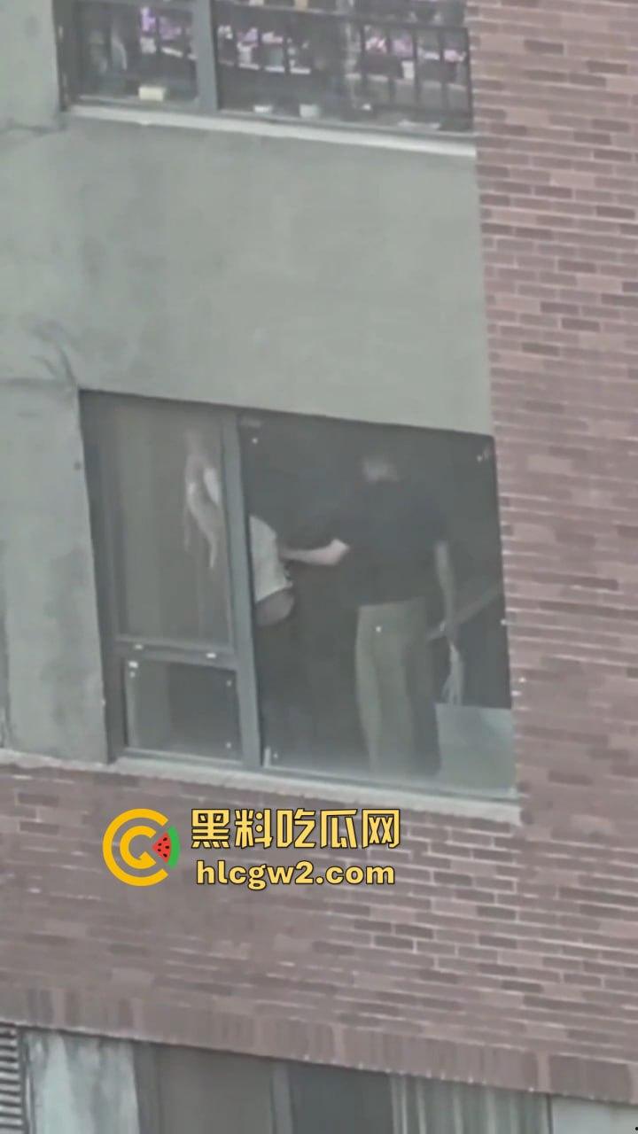 隔壁楼男子窗户边吊打女子调教 小皮鞭啪啪作响还疯狂RUA胸  奶子都反光了这拍视频的哥们真是个神！-8