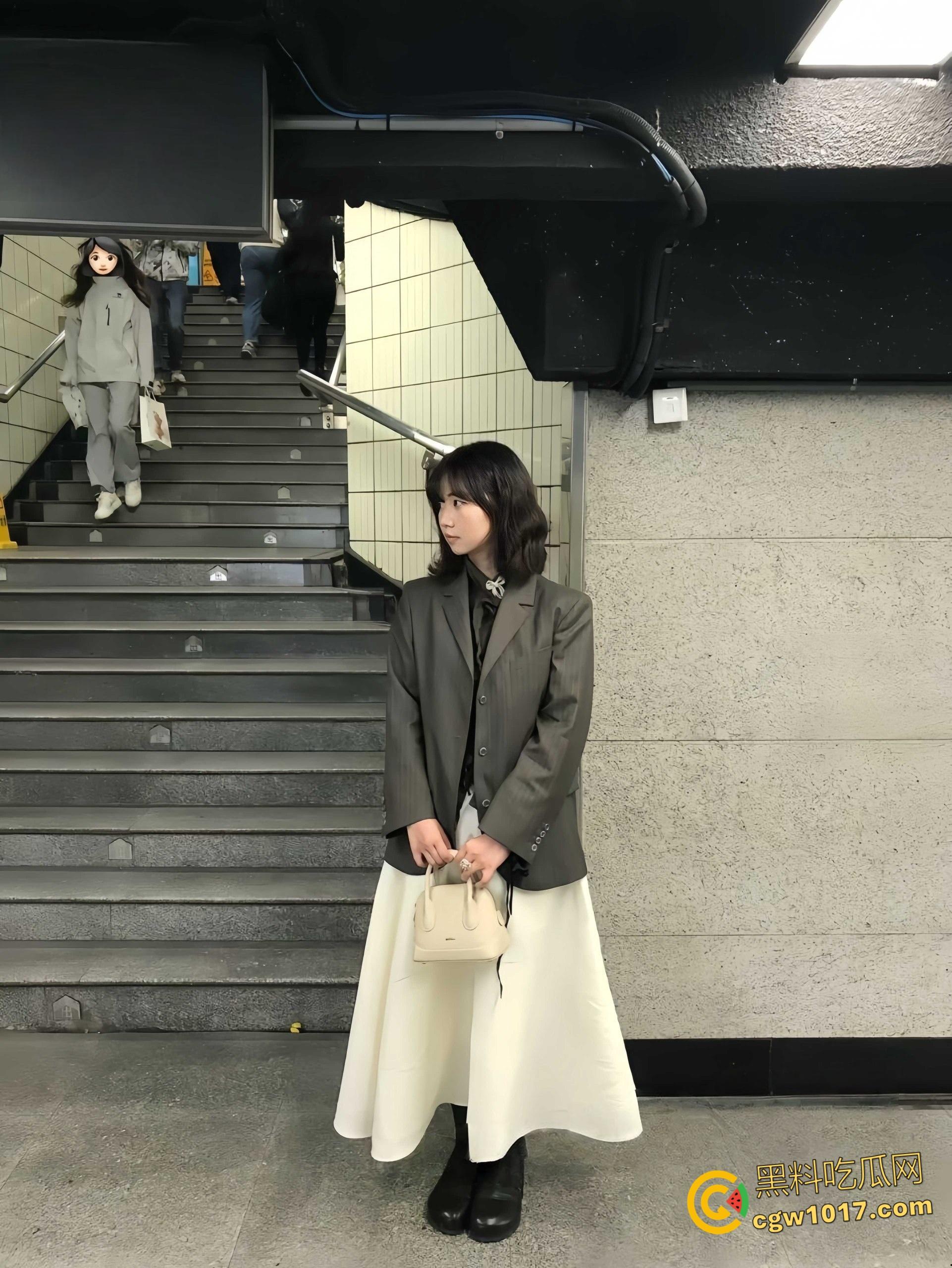 上海富二代调教中日混血妹子，平日乖乖女说着不要，主动开房毒龙口交，3P淫乱双洞齐开，骑脸口爆颜射一脸！-3