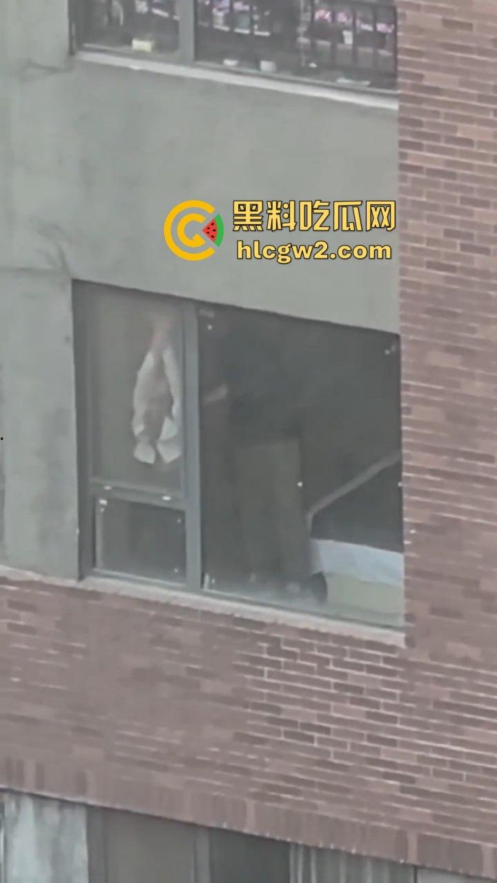 隔壁楼男子窗户边吊打女子调教 小皮鞭啪啪作响还疯狂RUA胸  奶子都反光了这拍视频的哥们真是个神！-11