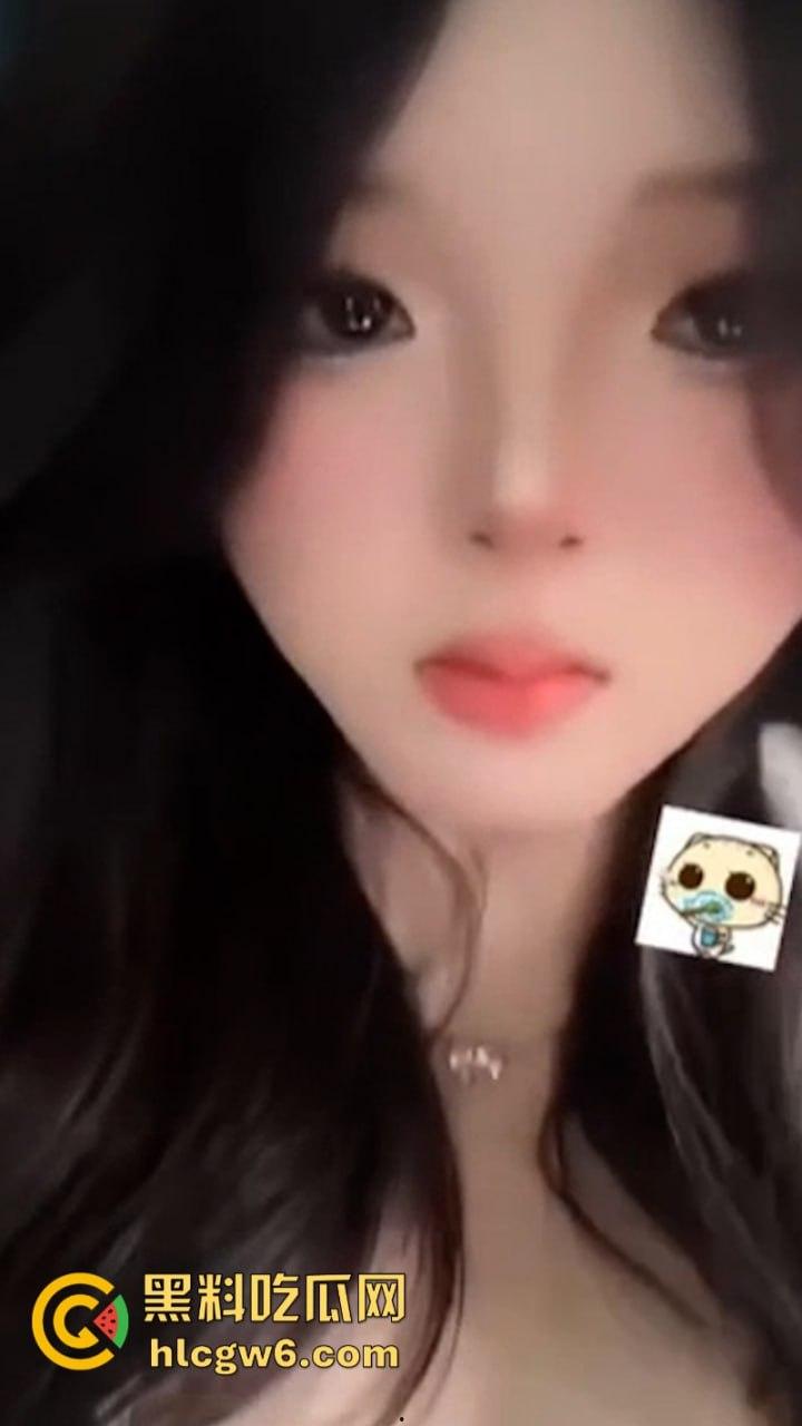 山东童颜巨奶学妹【周梦然】为还裸贷 线上1v1裸聊展示吊钟大奶 被人扒出真实身份后紧急隐身-9