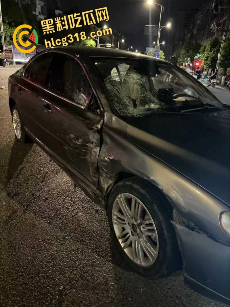 广西河池精神小伙又出事，鬼火少年翘头耍帅酿悲剧，小车烂成渣白布一盖直接重开！-5