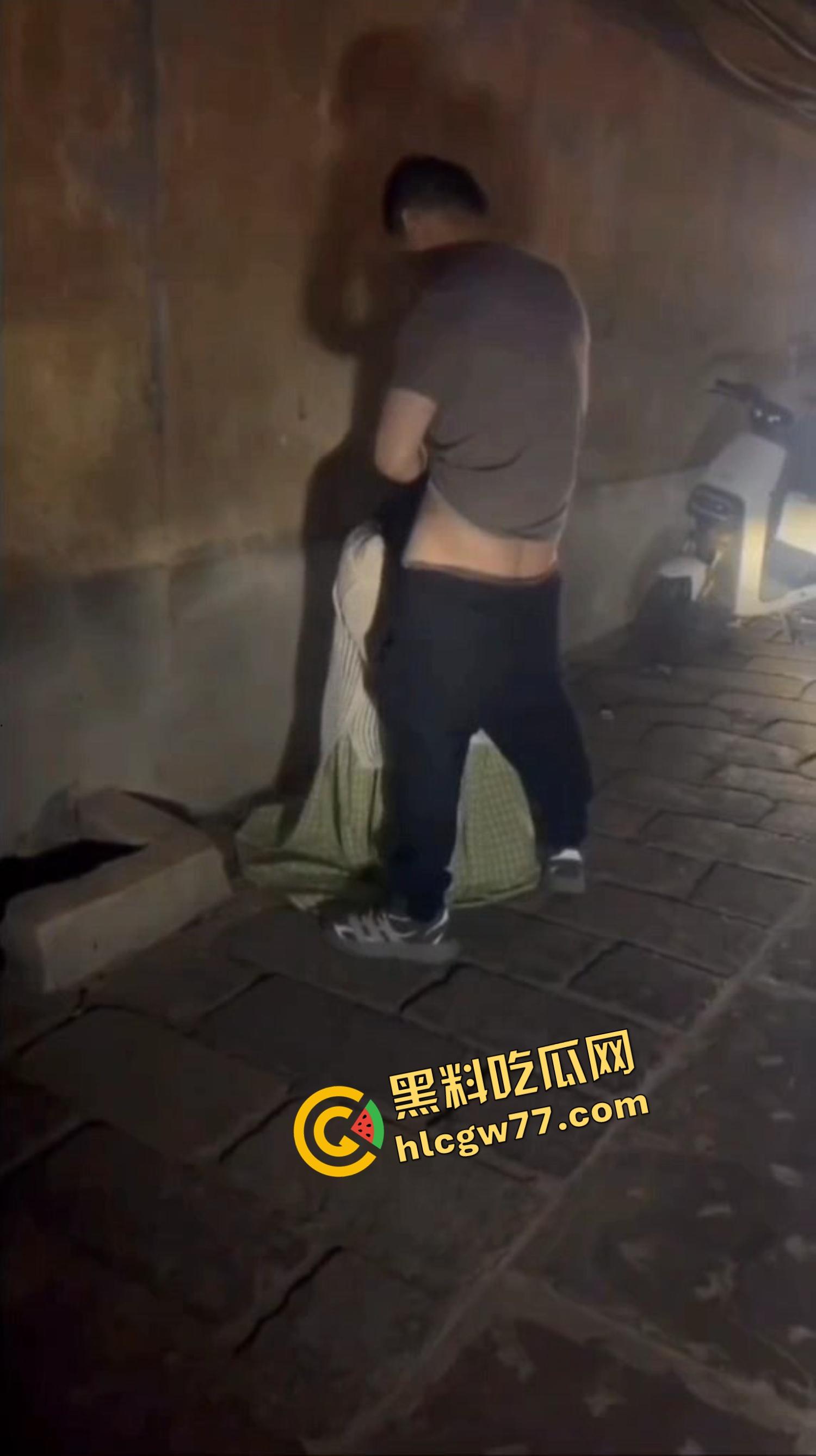青州古城活春宫现场曝光，古风绿裙女深巷口跪舔鸡巴，男的边让口边跟路人唠嗑，路人全程狂拍！-6